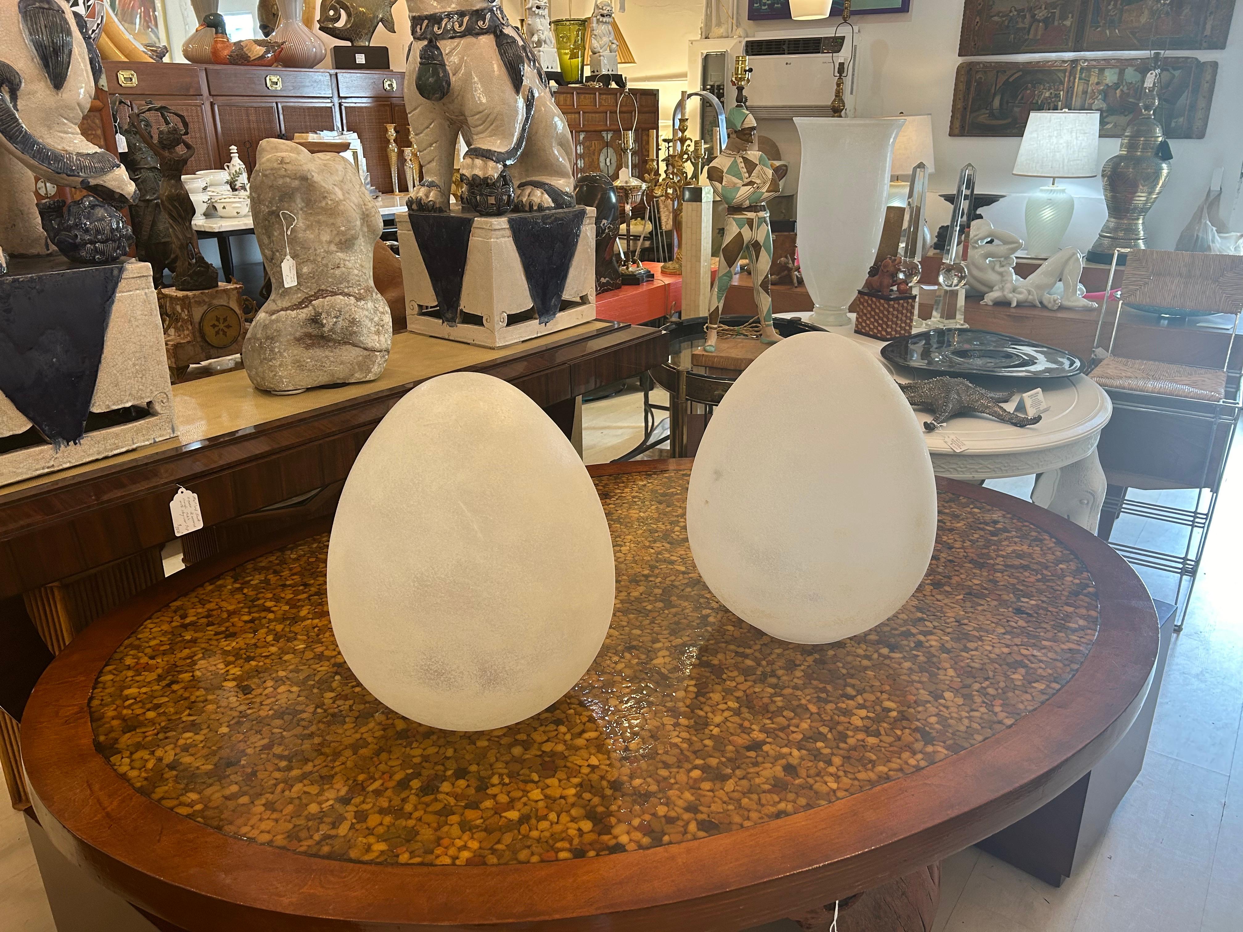 Verre brun Paire de lampes de table Scavo œuf attribuées à Cendese en vente