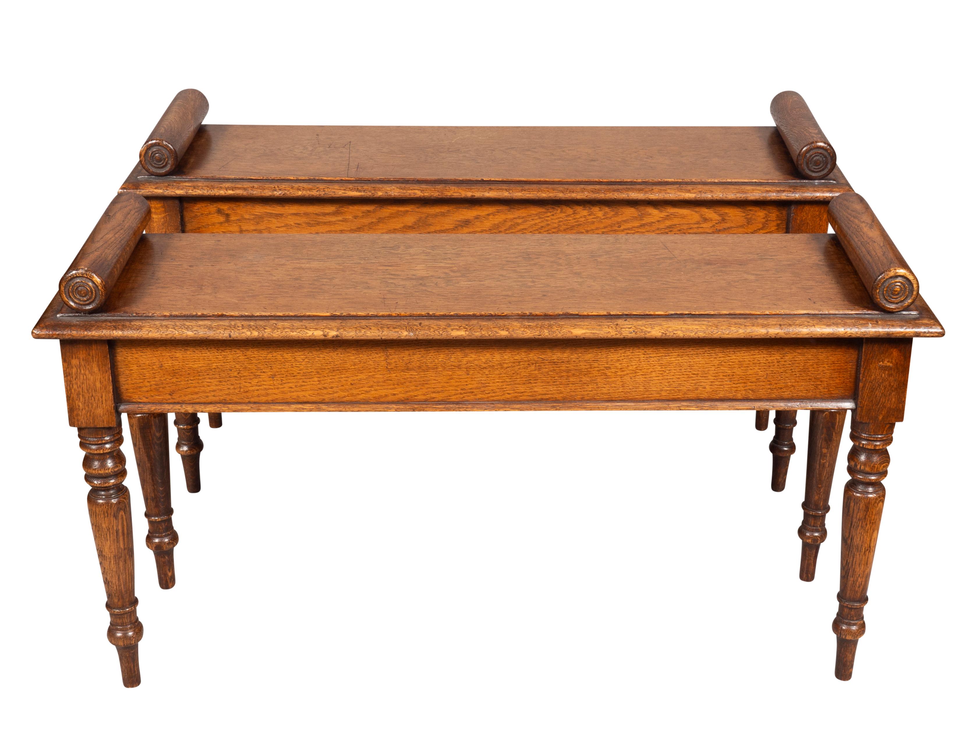 Inglese Coppia di panche in stile Schoolbred di Oak in vendita