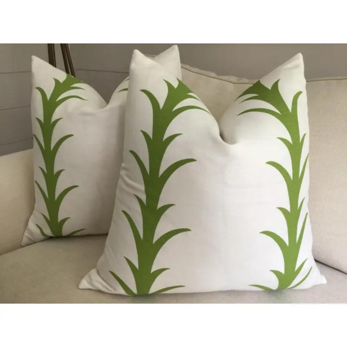 Fabrice lino pesante della casa di tessuti di alta gamma Schumacher! Questo delizioso materiale in verde Silhouette LEAF su bianco presenta un Acanthus (a me sembra una foglia di vite).

Questo annuncio si riferisce a un cuscino da 18 pollici a