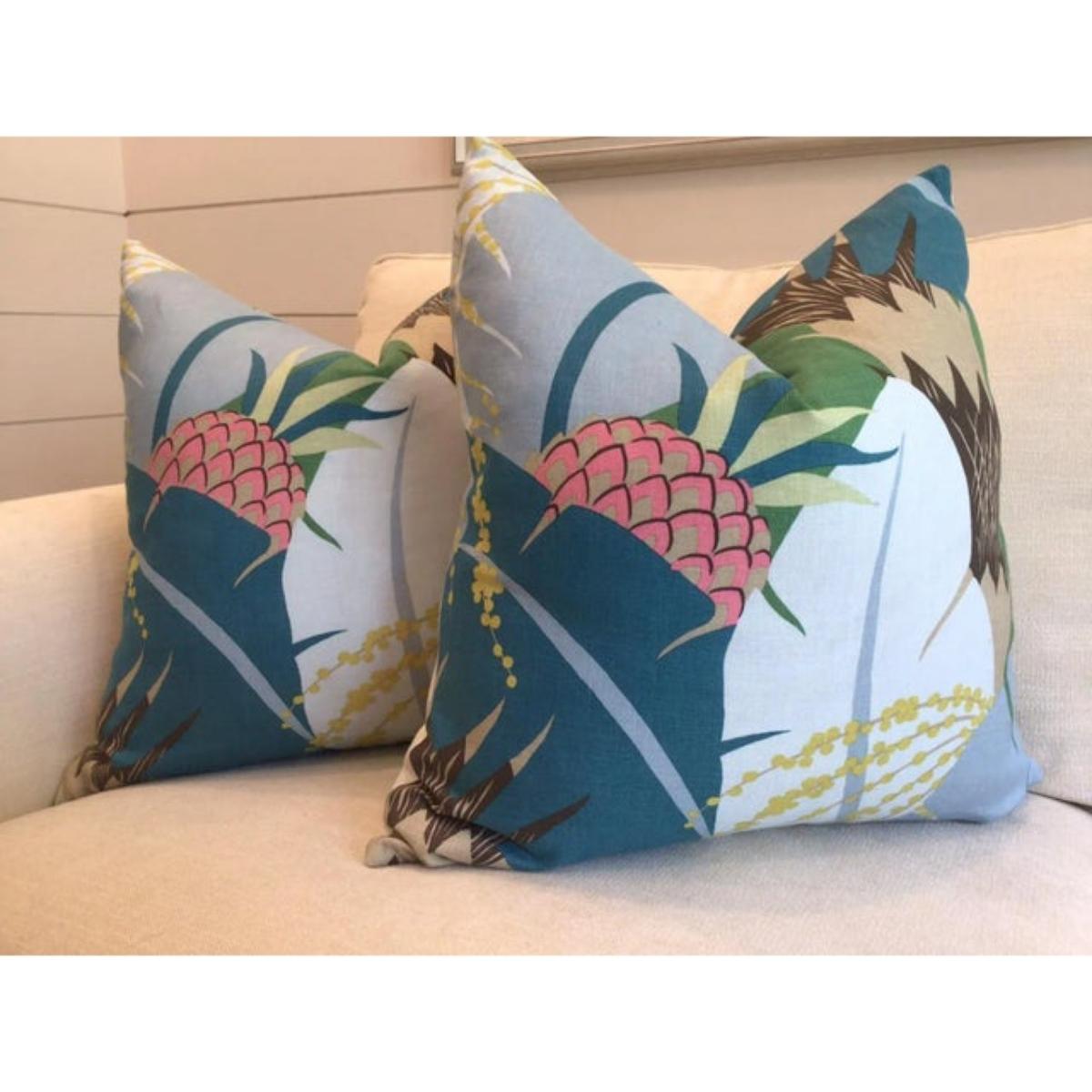 Cosa lo rende speciale:
Questo annuncio viene fornito come coppia (2) di cuscini da 22 pollici completi di generosi inserti in piuma d'oca. Presenteranno Ananas in colore pavone con splendide sfumature di blu e verde e una finitura a lama. Un