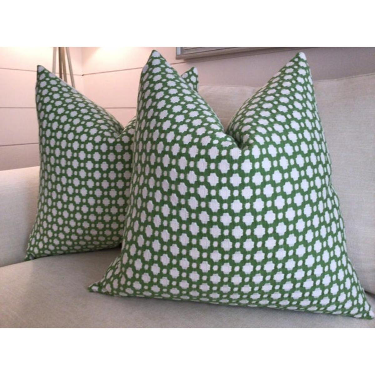 Americano Coppia di cuscini Schumacher Betwixt Grass e Ivory con imbottitura in piuma d'oca in vendita