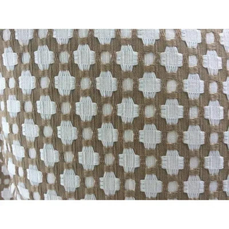 Americano Coppia di cuscini Schumacher Betwixt in marrone biscotto e bianco intrecciato in vendita