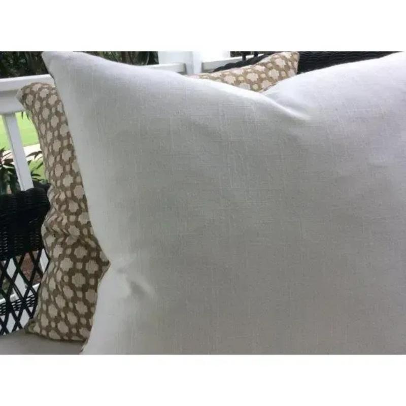 Coppia di cuscini Schumacher Betwixt in marrone biscotto e bianco intrecciato In condizioni Nuovo in vendita a Winder, GA