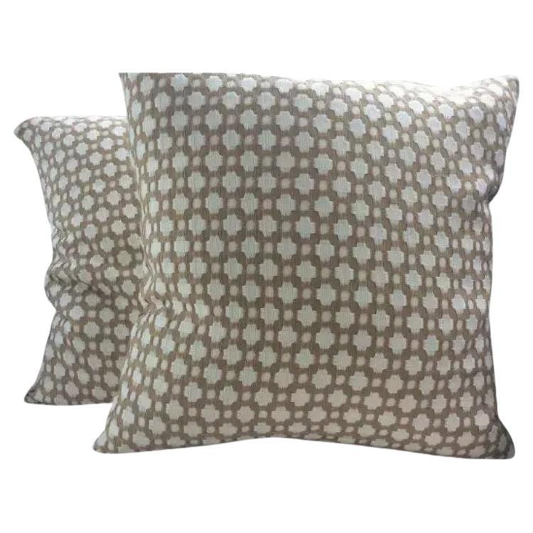 Paire de coussins Whiting tissés en brun biscuit et blanc de Schumacher