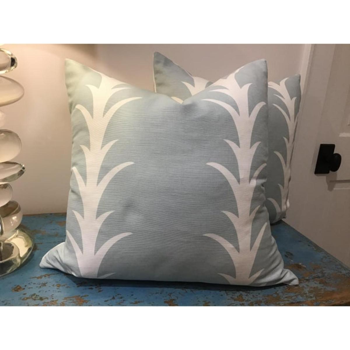 Fabuleux lin lourd de la maison de tissu haut de gamme Schumacher ! Cette jolie matière dans une silhouette Ivoire sur ciel aqua présente une Acanthe (Ummm comme une feuille de vigne pour moi). Je ne sais toujours pas ce qu'est une Acanthe mais