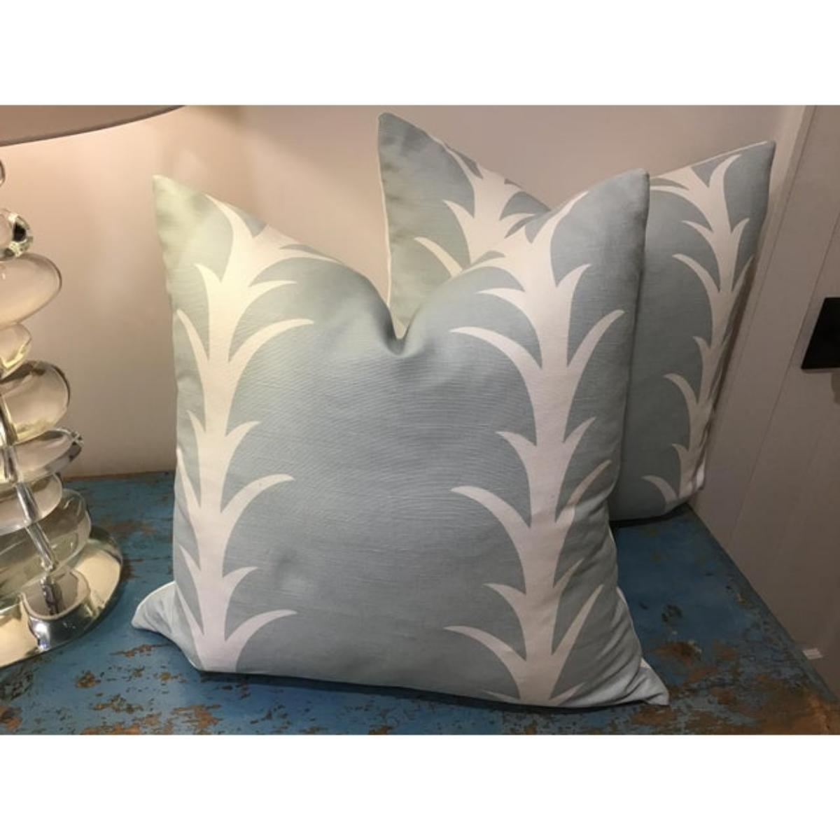 Art déco Paire d'oreillers complets en duvet Schumacher en Acanthus in Sky en vente