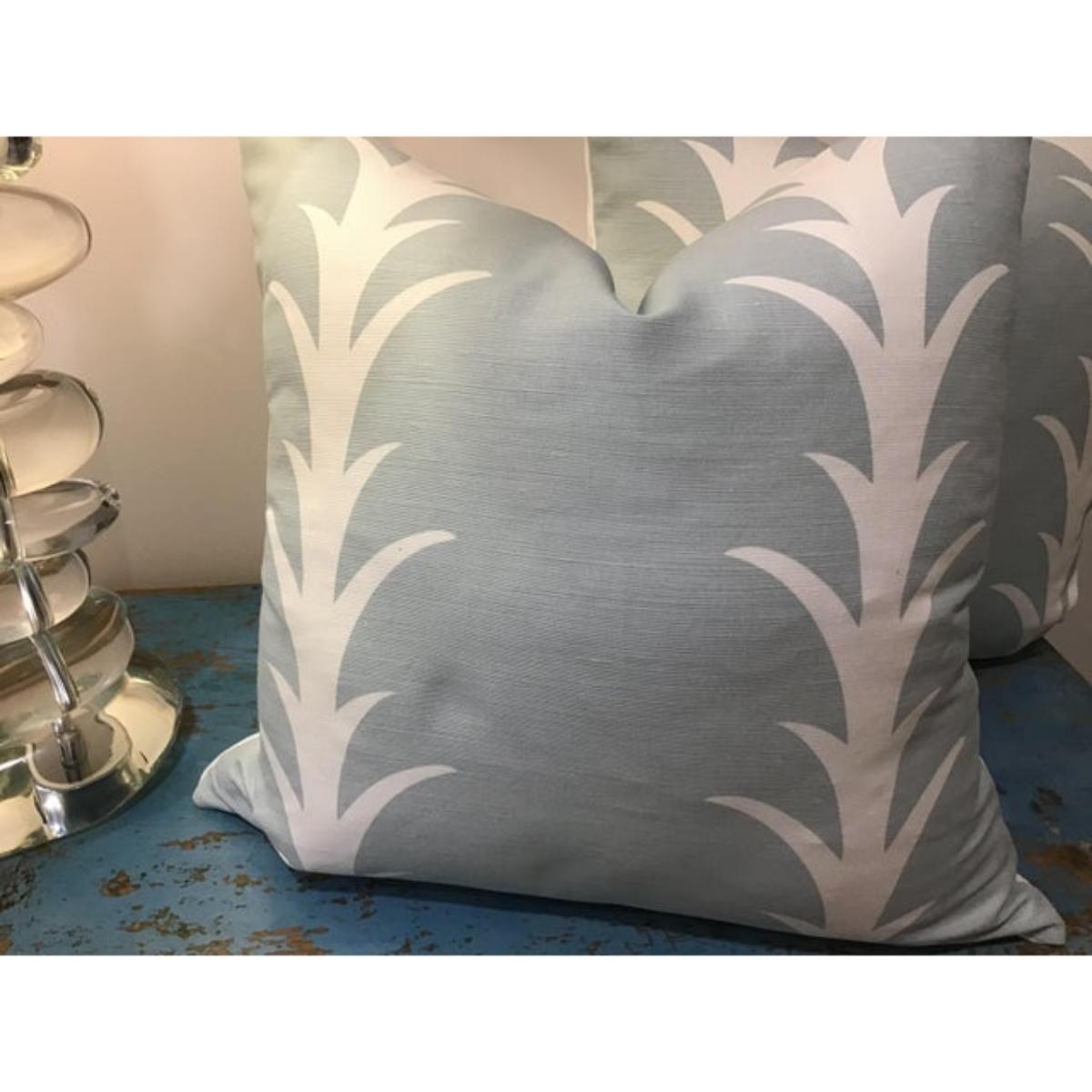 Américain Paire d'oreillers complets en duvet Schumacher en Acanthus in Sky en vente