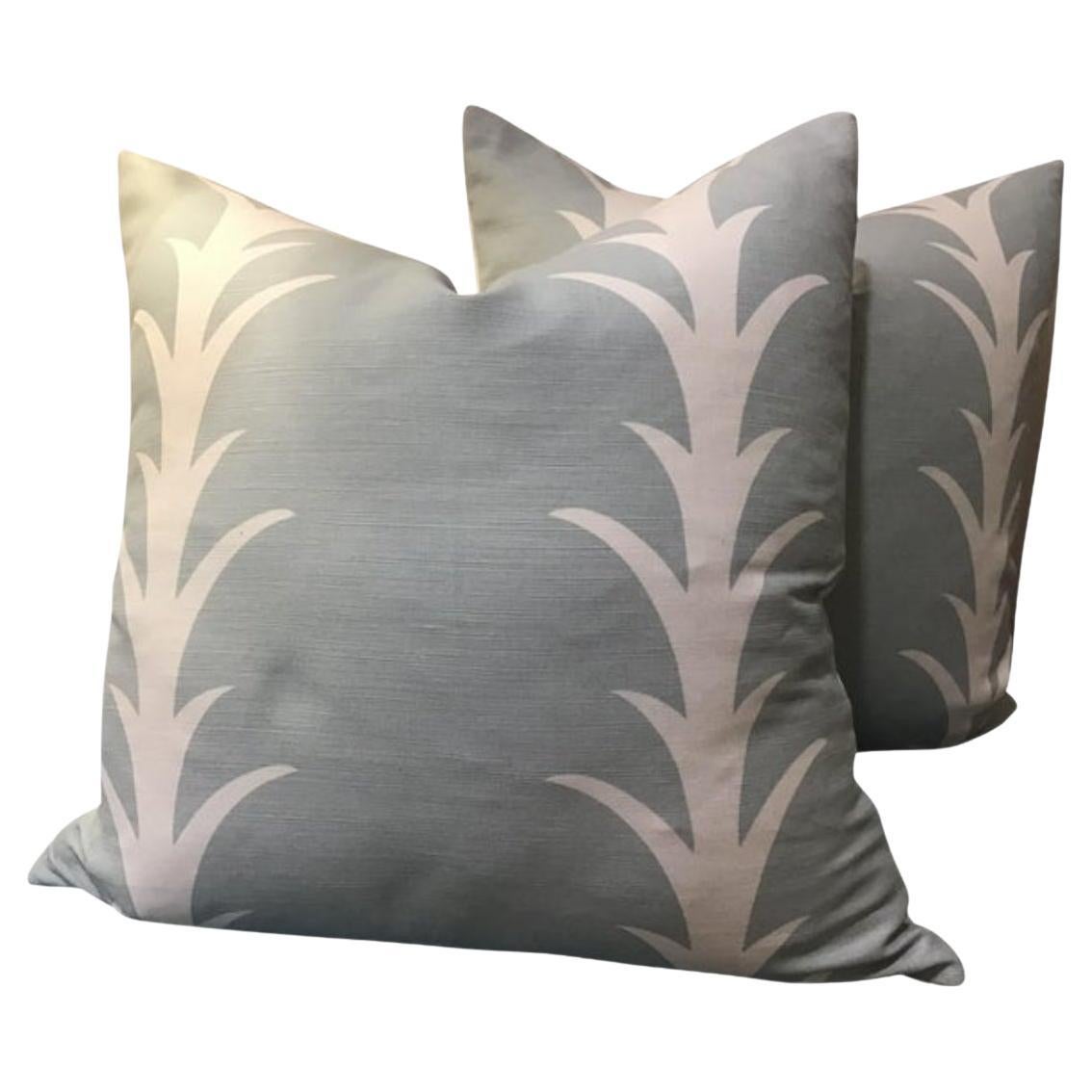 Coppia di cuscini completi in piuma d
oca Schumacher in Acanthus in Sky