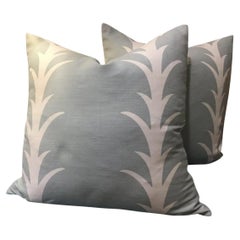 Coppia di cuscini completi in piuma d
oca Schumacher in Acanthus in Sky