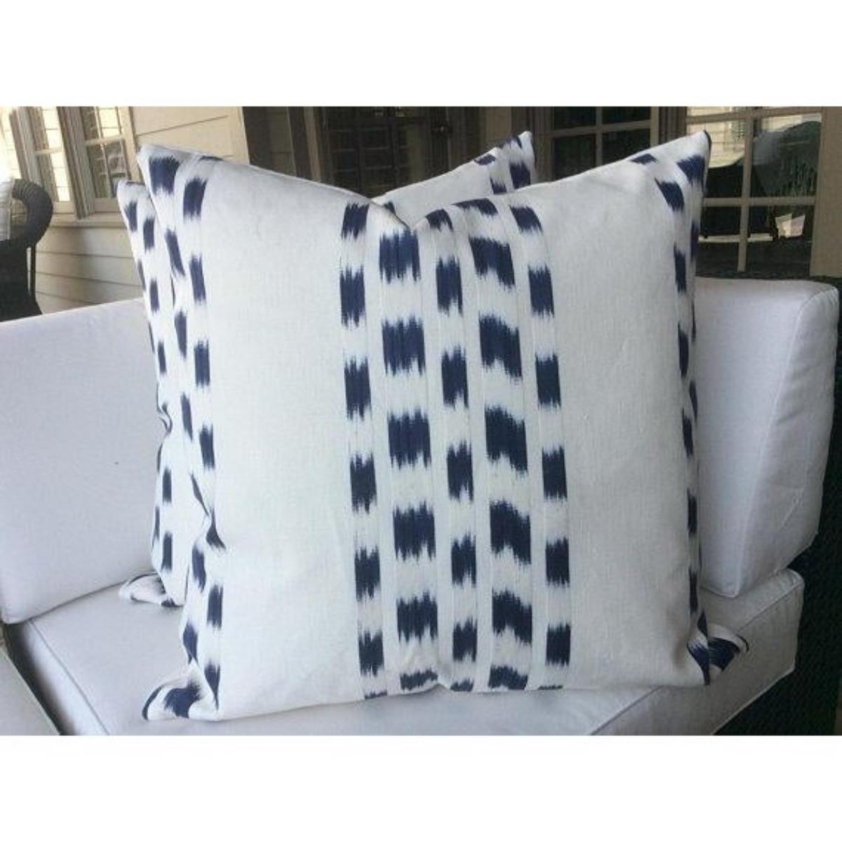 Questi cuscini di Schumacher sono realizzati in tessuto 