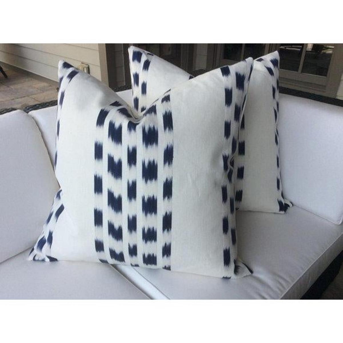 Coppia di cuscini a strisce Schumacher Izmir in Indaco In condizioni Nuovo in vendita a Winder, GA