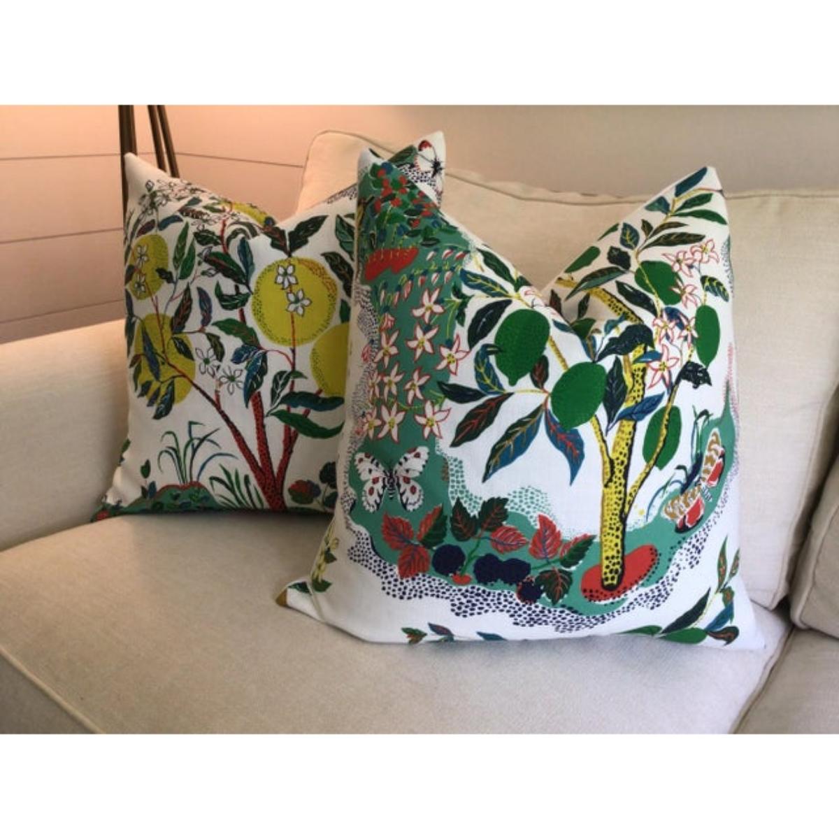 Art Déco Coppia di cuscini Schumacher Josef Frank con imbottitura in piuma d'oca per il giardino degli agrumi in vendita