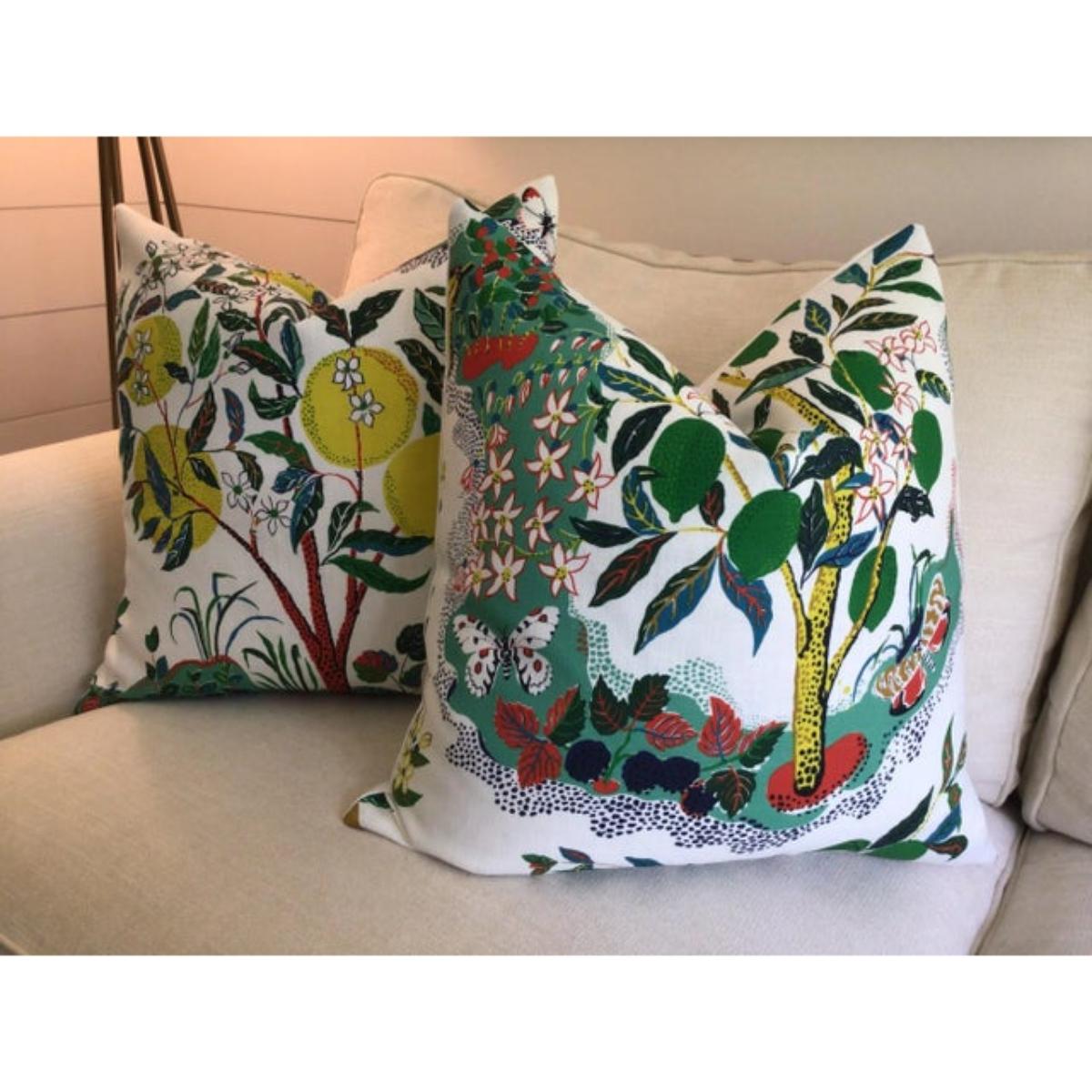 Americano Coppia di cuscini Schumacher Josef Frank con imbottitura in piuma d'oca per il giardino degli agrumi in vendita