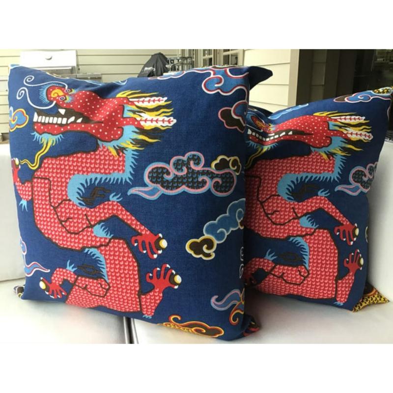 Cosa lo rende speciale
I draghi stilizzati stampati a mano sono il fulcro di questo tessuto di ispirazione tibetana che è stato reso in una scala da capogiro, con tanto di nuvole atmosferiche.
Su lino in un bellissimo blu navy con sfumature di