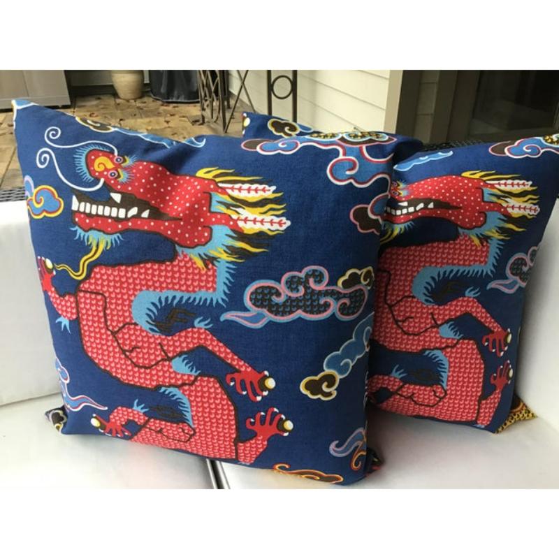 Art Déco Coppia di cuscini Schumacher Magical Ming in Navy con imbottitura in piuma d'oca in vendita