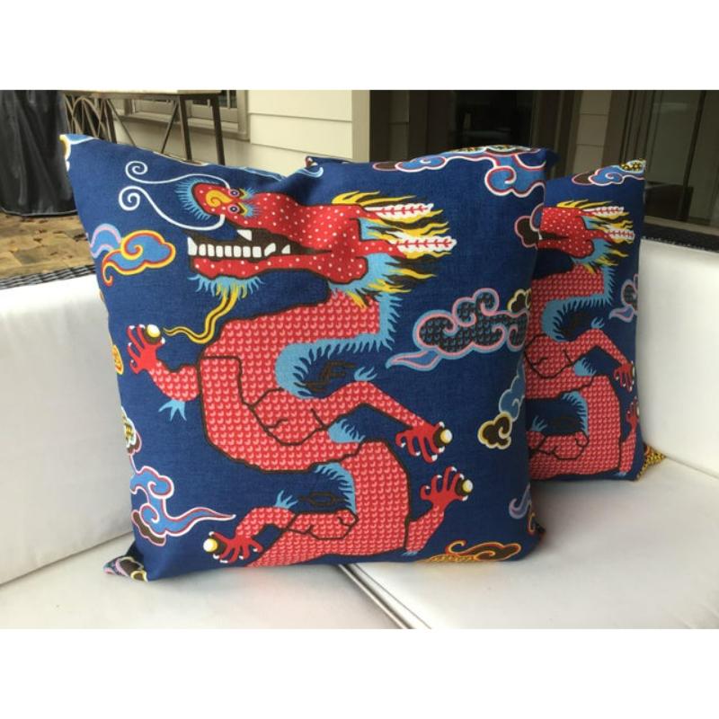 Americano Coppia di cuscini Schumacher Magical Ming in Navy con imbottitura in piuma d'oca in vendita