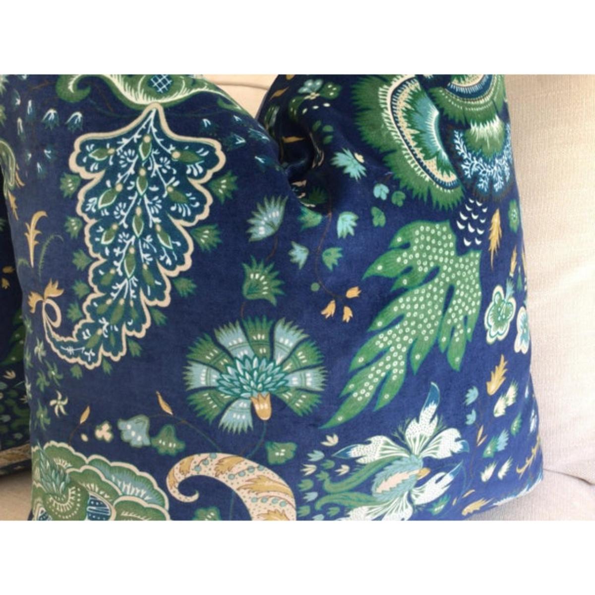 Cosa lo rende speciale
Lo splendido motivo floreale di questo velluto stampato si basa sulle scenografie e sui costumi esotici e riccamente colorati che Leon Bakst disegnava per i Ballet Russes di Sergei Diaghilev.

Il bellissimo cuscino in velluto