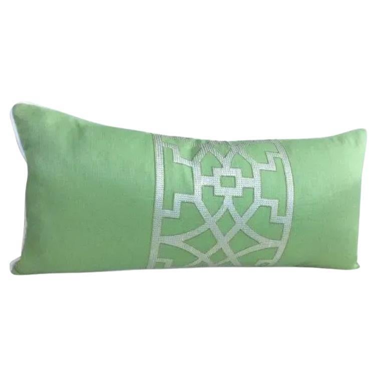 Coppia di cuscini lombari in lino verde Mary McDonald
s "Don
t Fret" di Schumacher in vendita