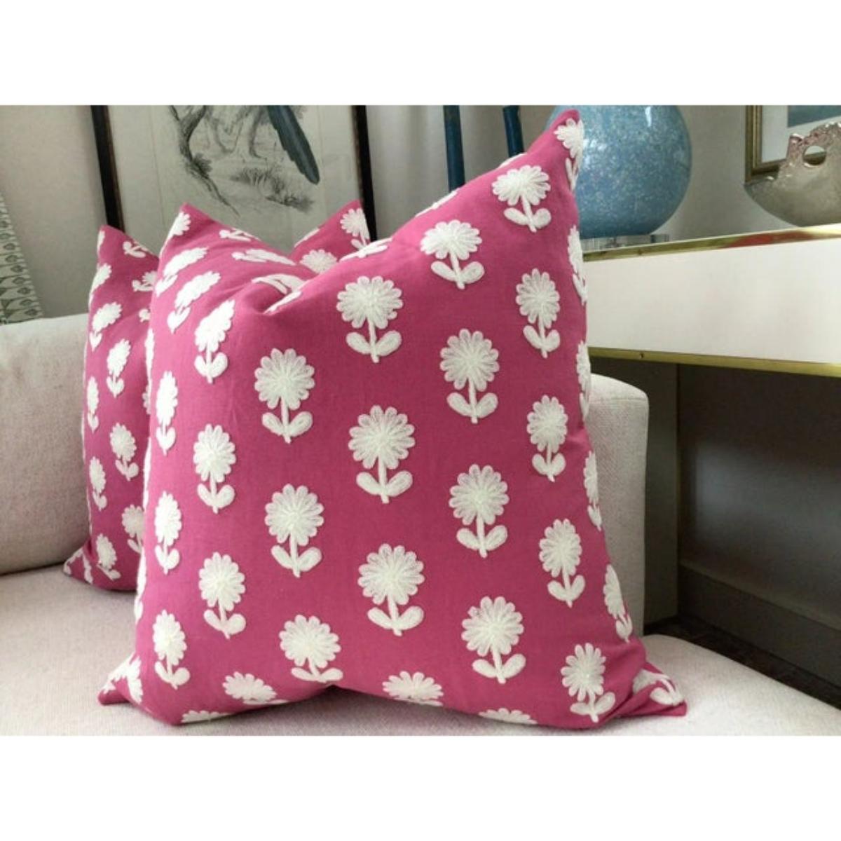 Adoro questo lino Schumacher in rosa acceso e bianco brillante! Questi cuscini sono realizzati con la scritta 