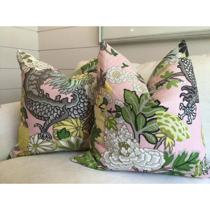 Fresche e vivaci, queste fodere per cuscini in lino Chiang Mai di Schumacher sono realizzate in una deliziosa combinazione di colori verde e arancione, per un'aggiunta chic alla tua casa! Presenta sfumature di giallo limone, verde Kelly, verde lime,