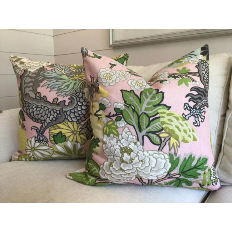 Americano Coppia di cuscini Schumacher in colore Chiang Mai Blush in vendita