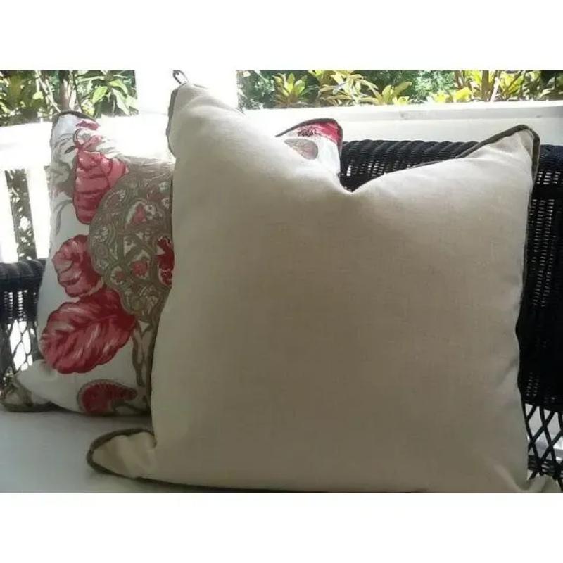 Americano Coppia di cuscini Schumacher in lino corallo, tan e kaki floreale 