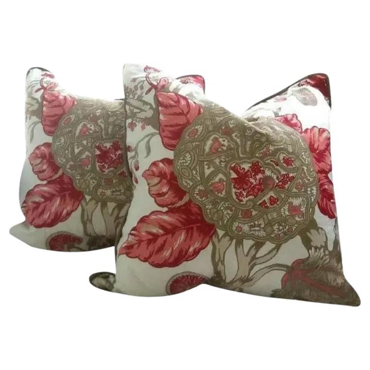 Coppia di cuscini Schumacher in lino corallo, tan e kaki floreale "Mandalay". in vendita