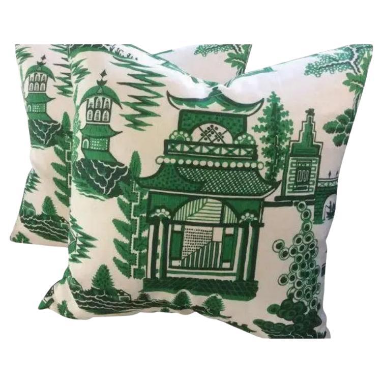 Coppia di cuscini Schumacher in stile cineseria "Nanjing" verde giada e bianco in vendita