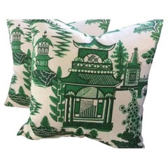 Paire de coussins Schumacher de style Chinoiserie "Nanjing" vert jade et blanc