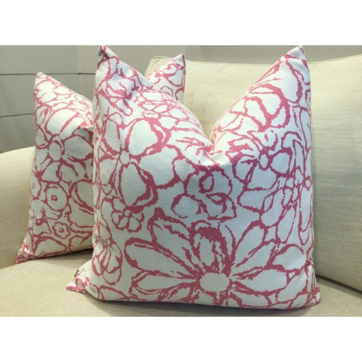 Favolosi grappoli di fiori bianchi e magenta, Sidonie di Schumacher non mancherà di stupire.

Questa divertente stampa è caratterizzata da fiori pittoreschi di colore rosa acceso sparsi ovunque. La chiusura avviene tramite una cerniera invisibile.