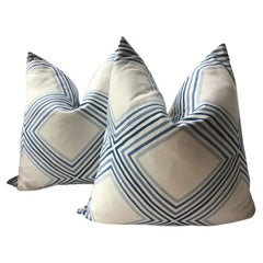 Coppia di cuscini Schumacher "Square Dance" con imbottitura in piuma d
oca bianca e blu