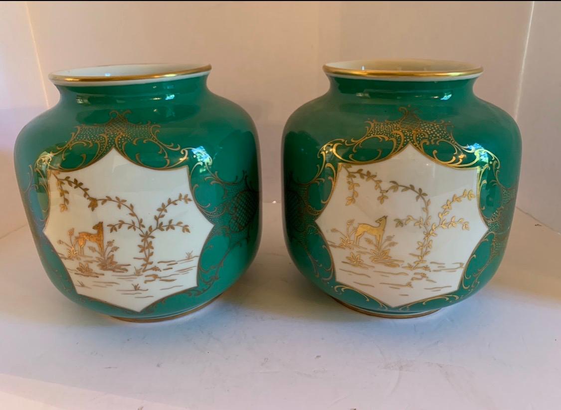 Whiting, deux rares urnes vert émeraude, blanc et or de la maison allemande Schwarzenhammer.
Il est rare de voir ces couleurs, et de trouver un ensemble assorti.