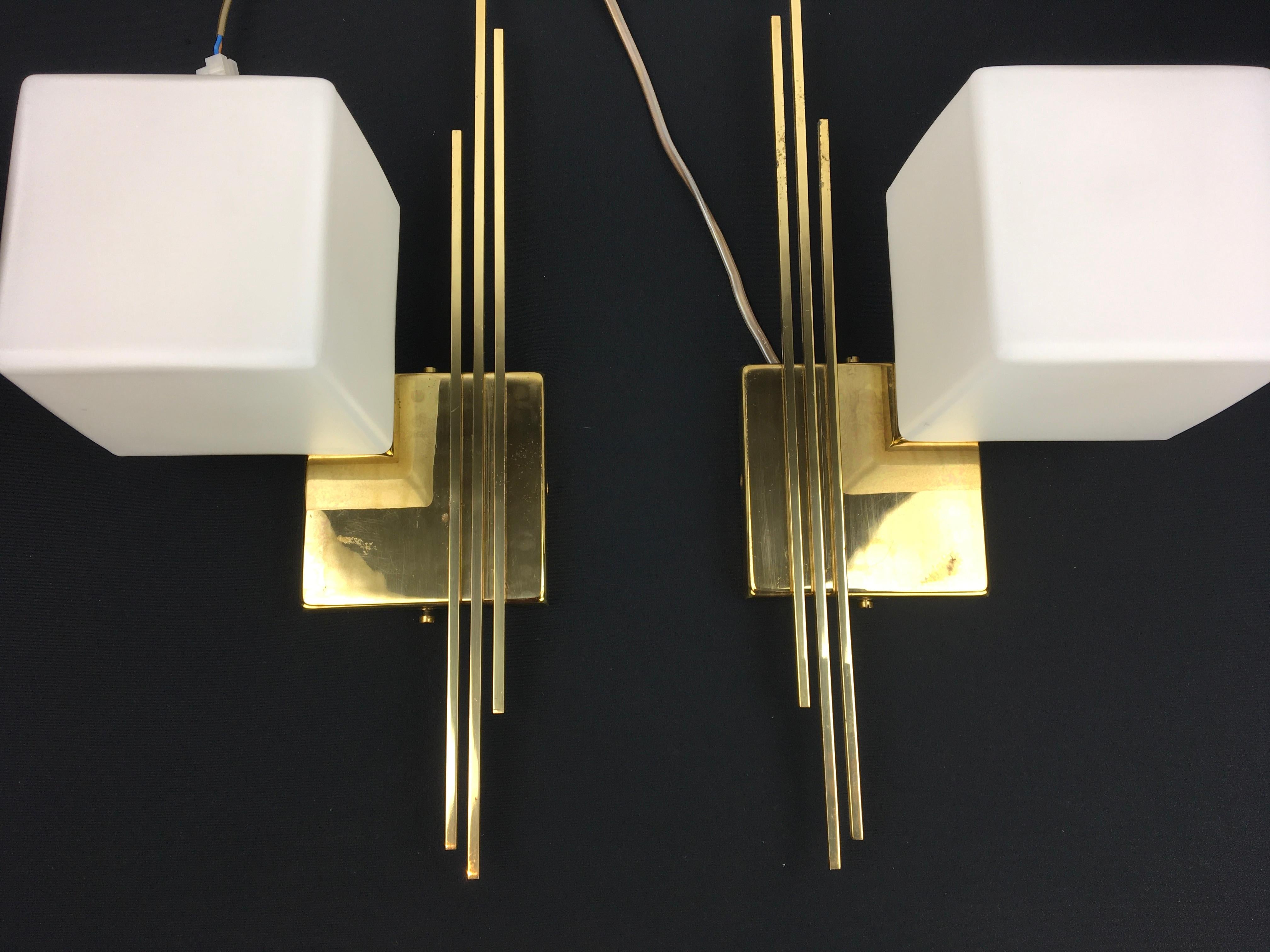 Pair of Sciolari Brass and Cube Milk Glass Wall Lights, Direction Hanging V or H In Good Condition In Antwerp, BE