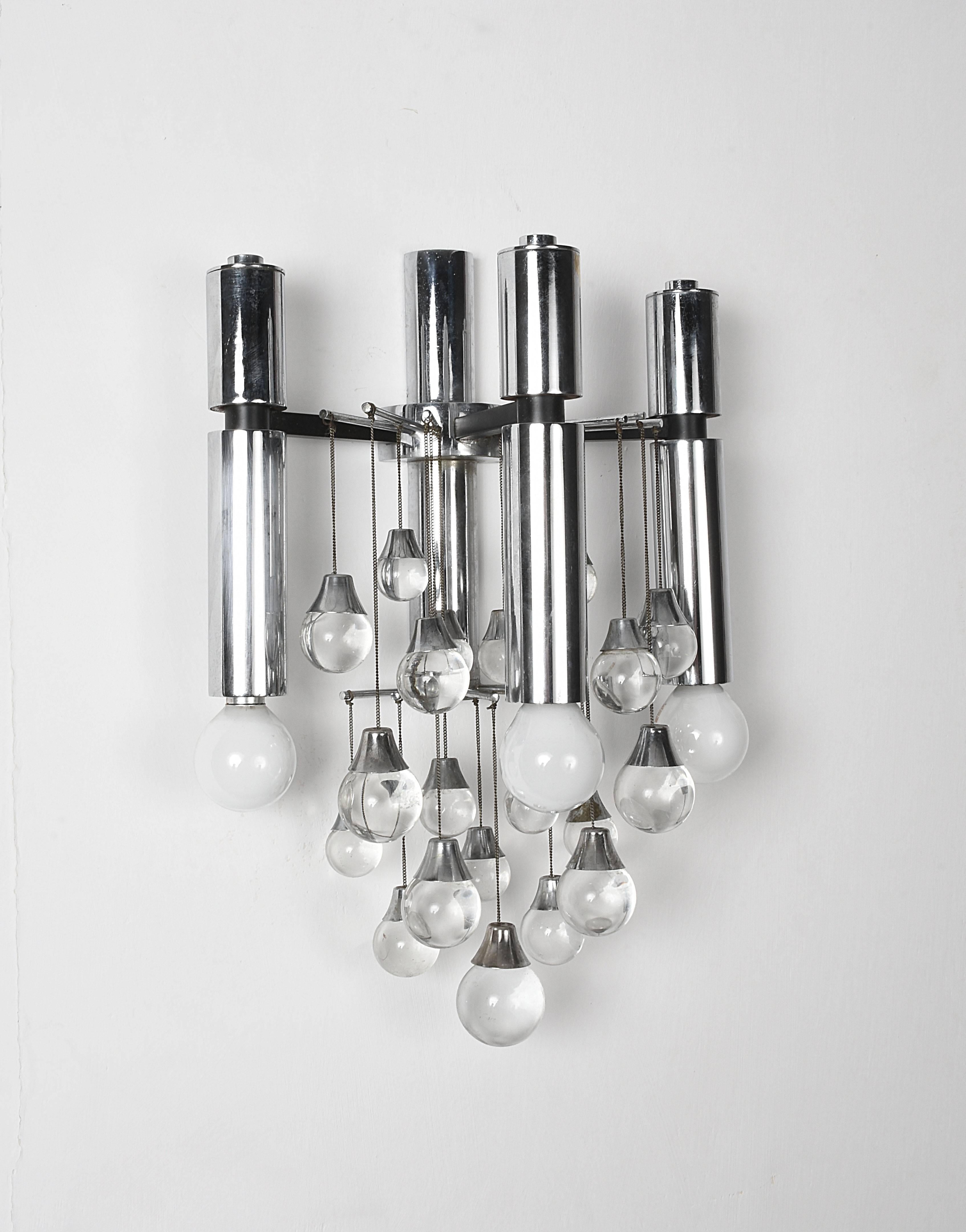 Incredibile coppia di appliques in cromo e vetro a tre luci. Questo meraviglioso pezzo è stato prodotto in Italia durante gli anni '60.

Questo pezzo è elegante e unico grazie al mix di materiali collegati alle linee, si può vedere il cromo dritto