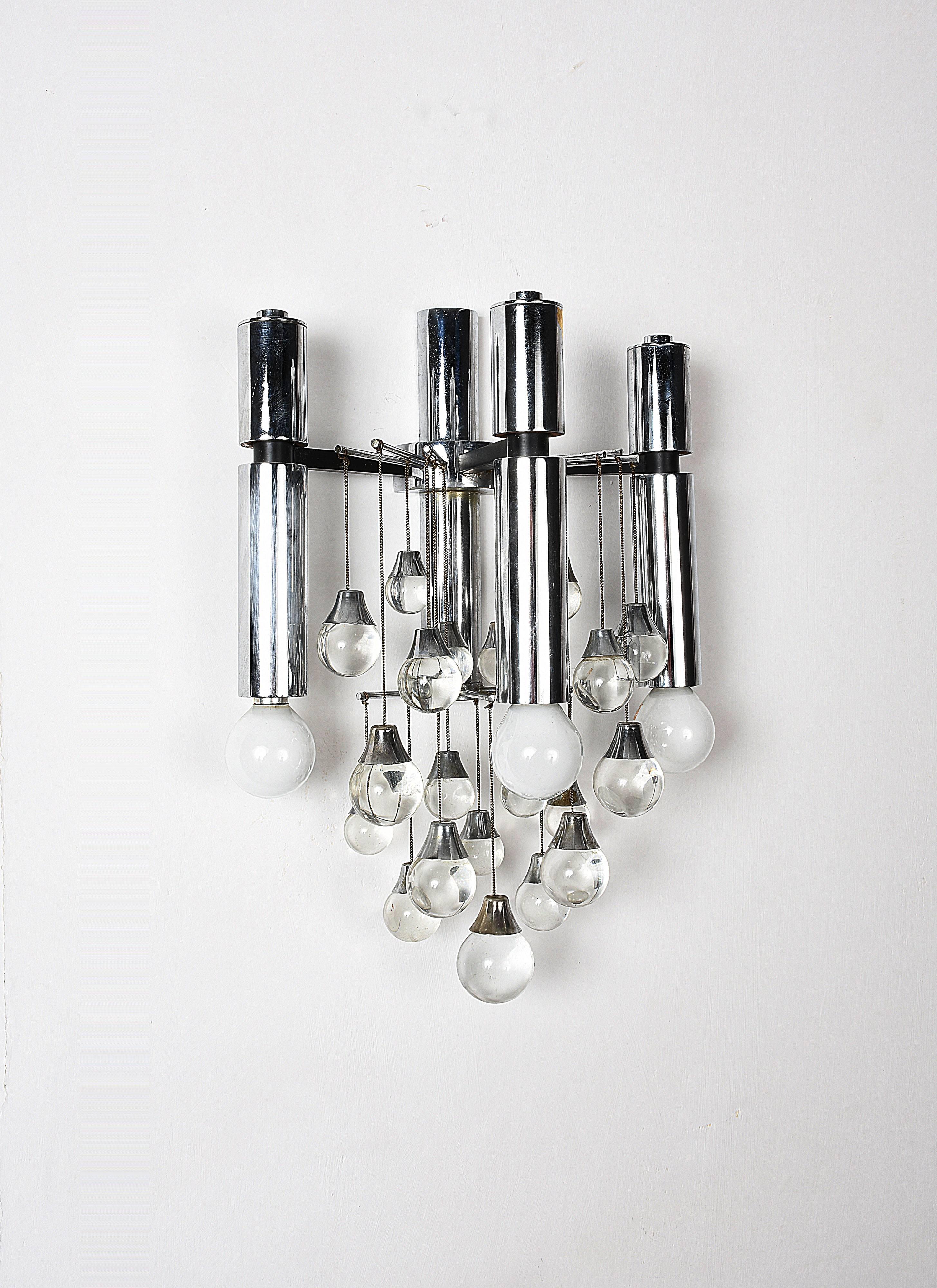 Mid-Century moderno Coppia di sconsigliere italiane in cromo e vetro di Sciolari con tre luci, anni '60 in vendita