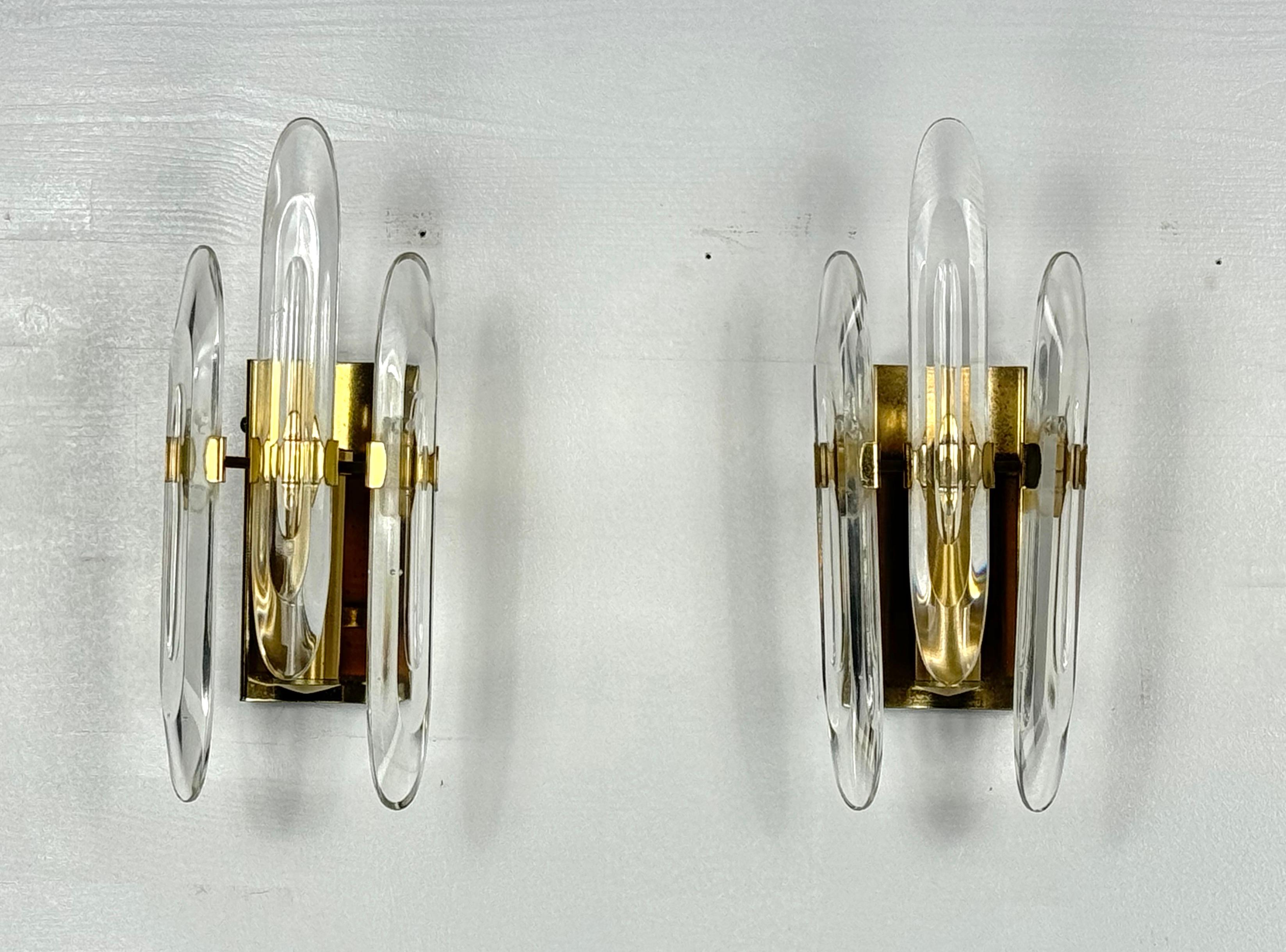 Set of two sconces by Sciolari in brass and glass. Good vintage condition with slight trace of oxidation. Glasses with no cracks or chips. Produced in Italy during the 70s. Full working with EU standard, adaptable on demand for USA standard.
