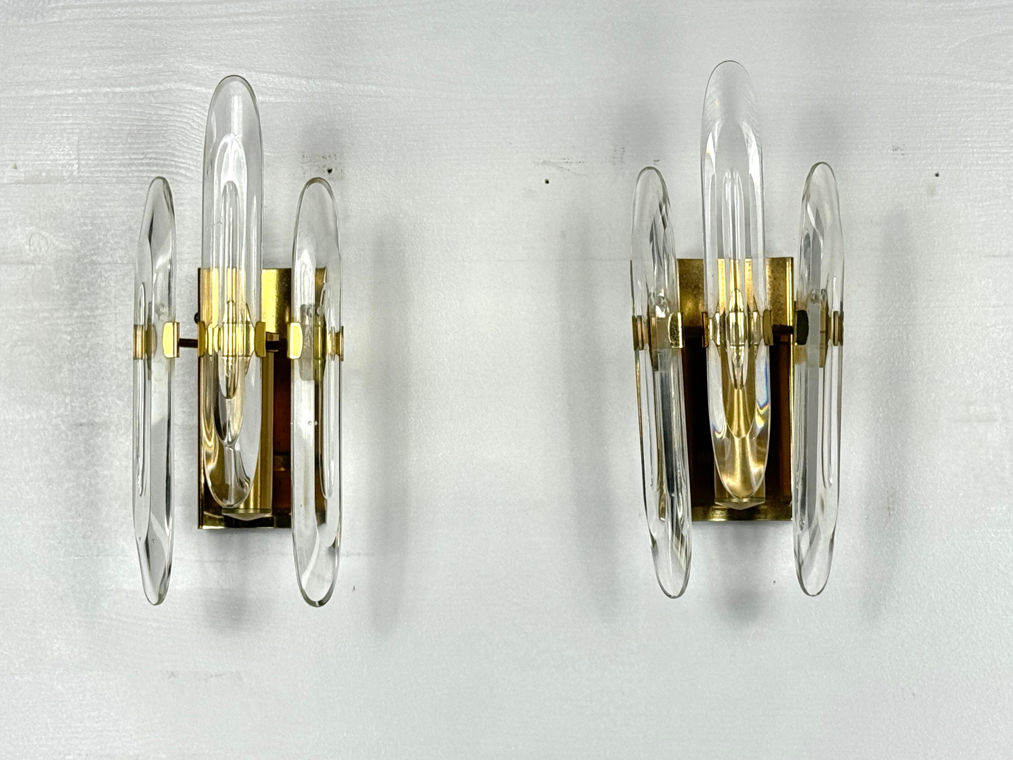Mid-Century Modern Pair of Sciolari sconces in glass and gilded brass. Italy 1970s For Sale