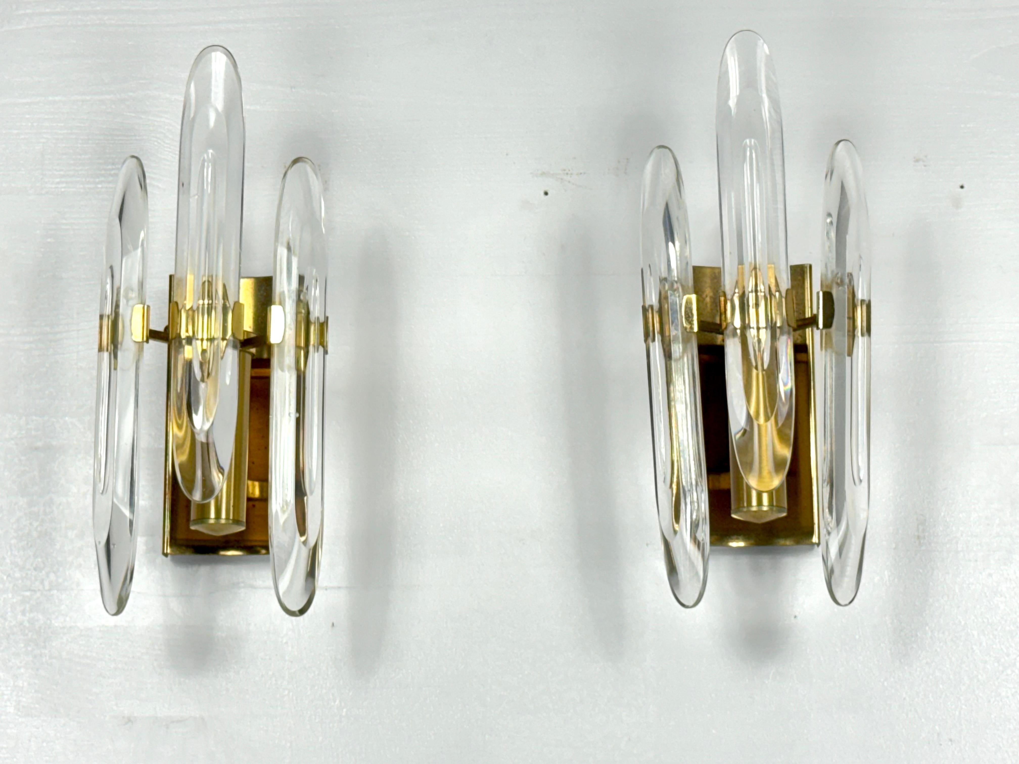 Italian Pair of Sciolari sconces in glass and gilded brass. Italy 1970s For Sale