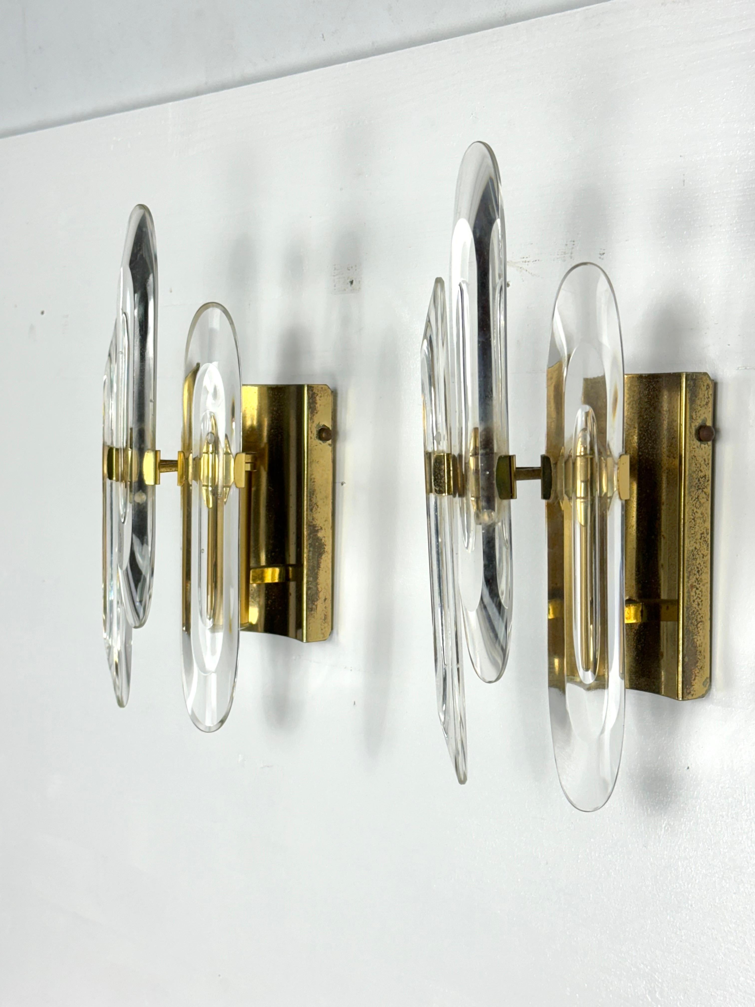 Pair of Sciolari sconces in glass and gilded brass. Italy 1970s In Good Condition For Sale In Catania, CT