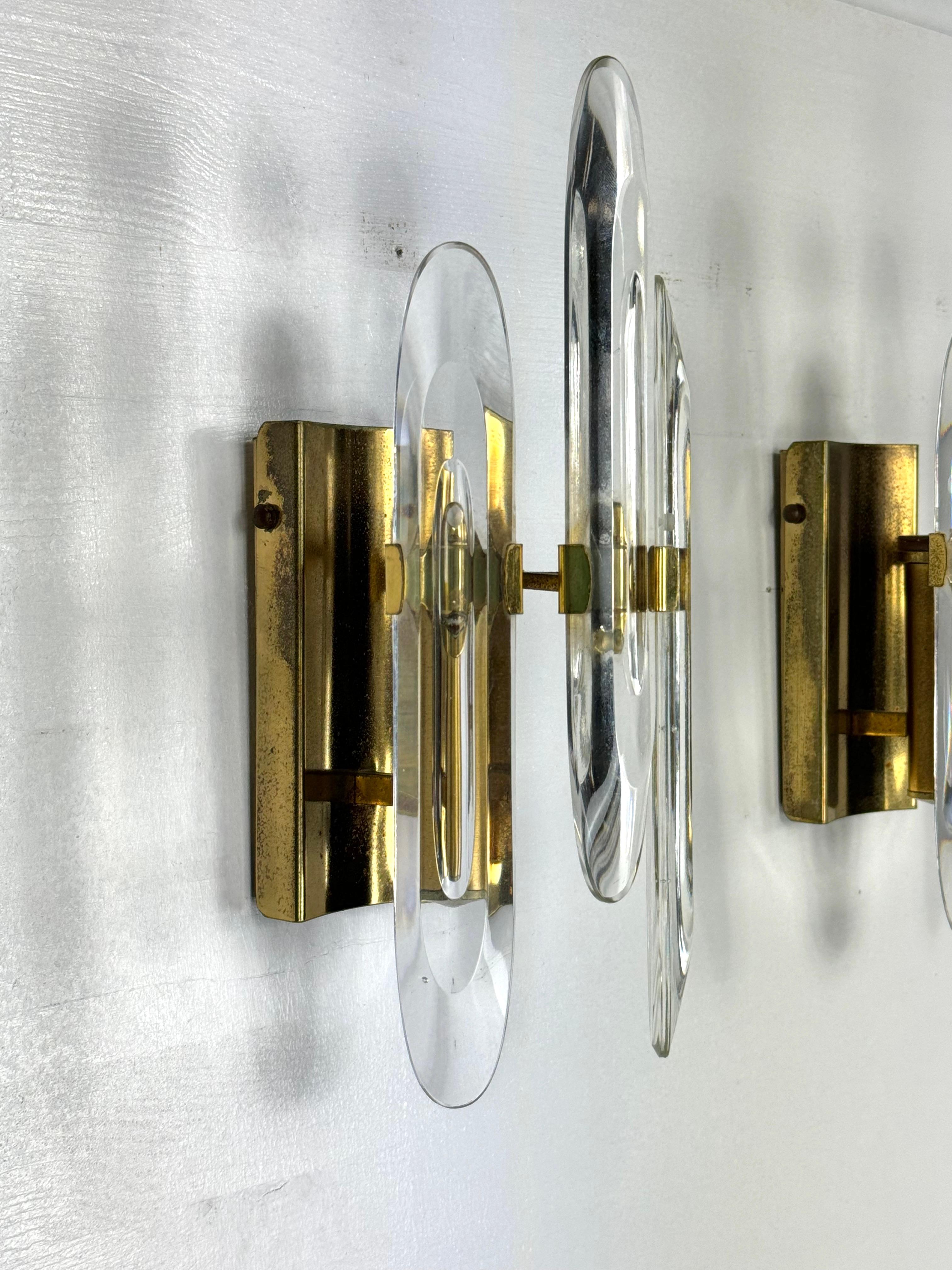 Brass Pair of Sciolari sconces in glass and gilded brass. Italy 1970s For Sale