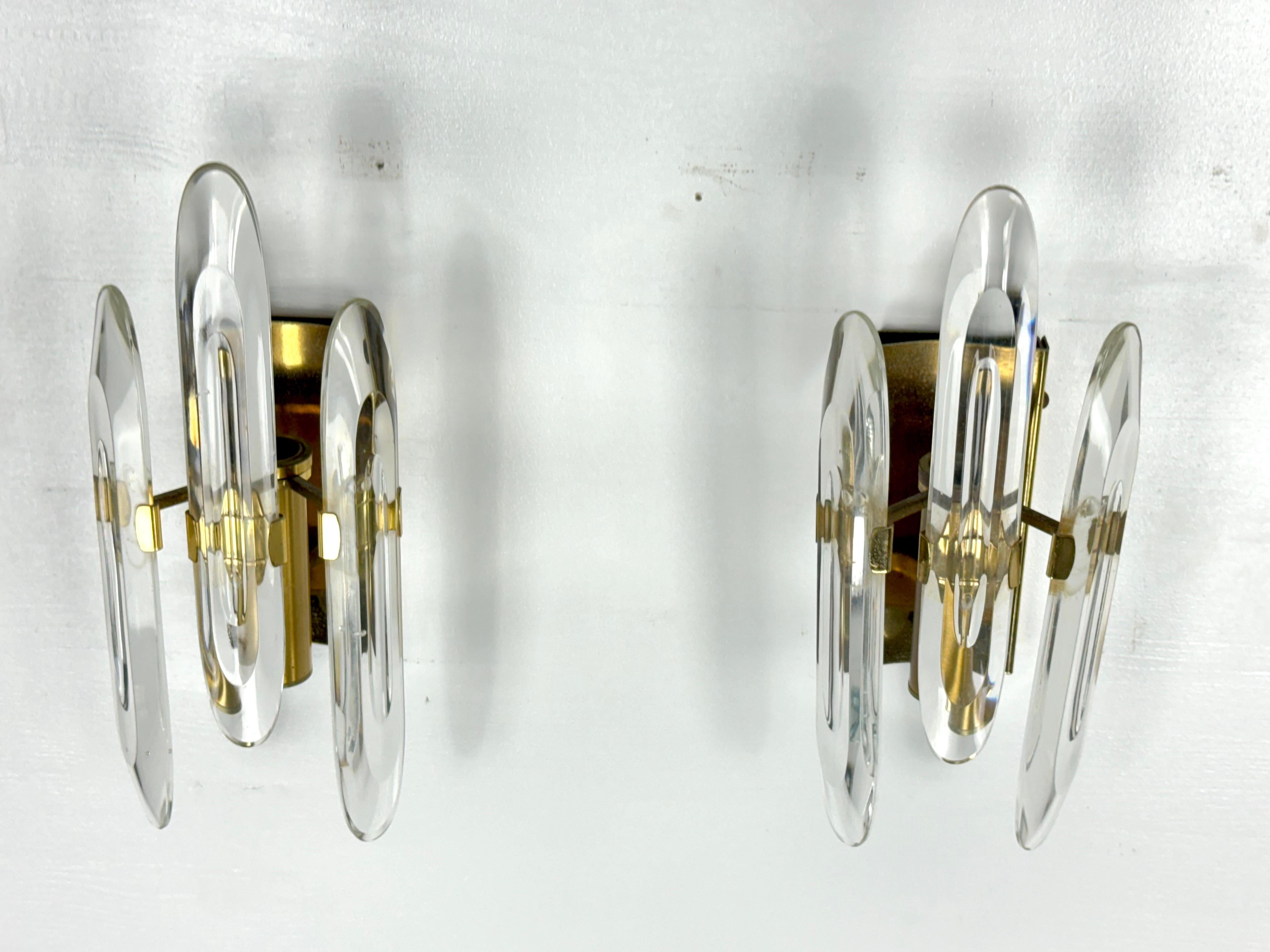 Pair of Sciolari sconces in glass and gilded brass. Italy 1970s For Sale 1