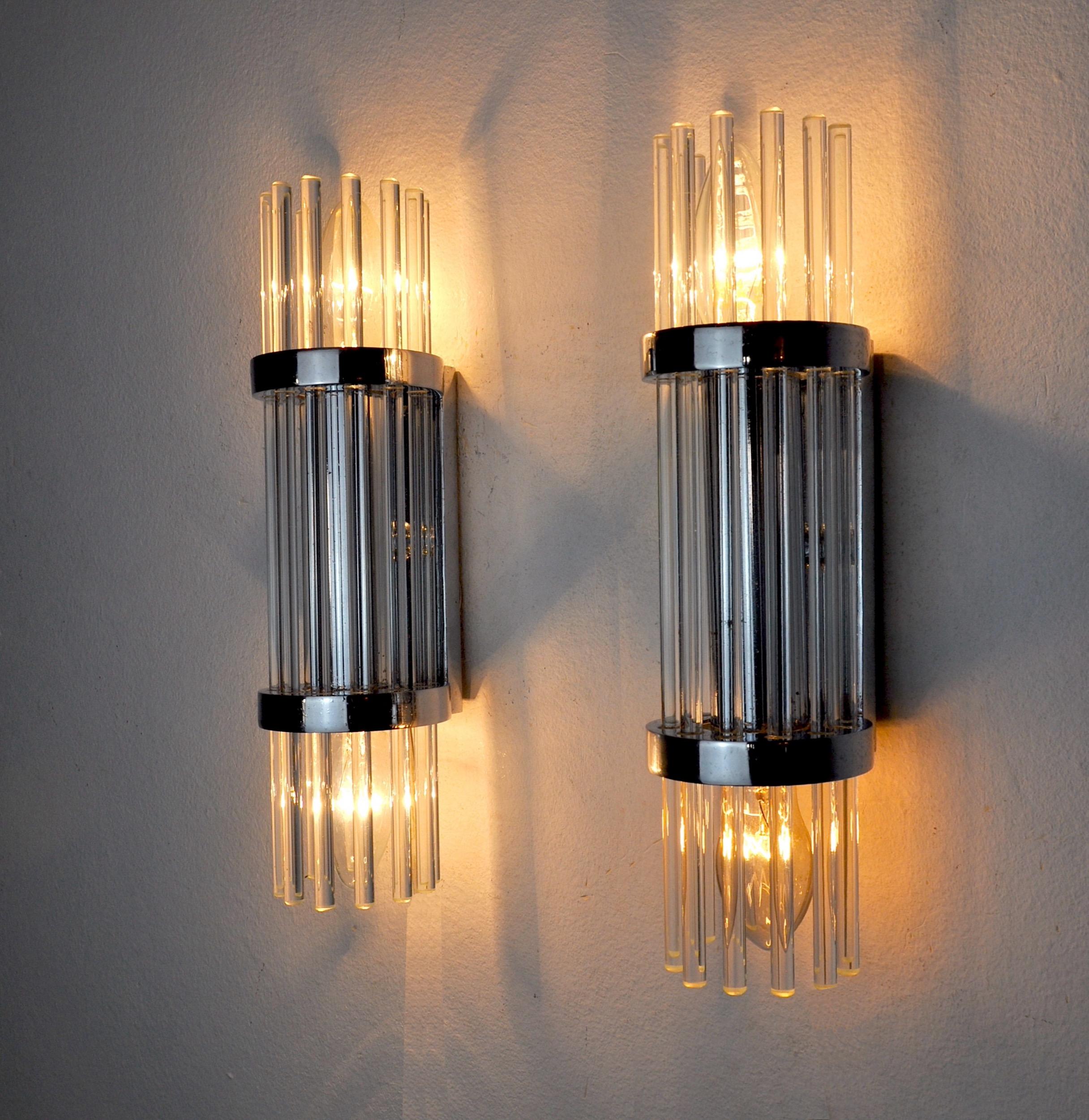 Very beautiful and rare pair of sciolari wall lamps designed and produced in murano, italy, in the 1970s.

Composed of murano glass crystal rods and a chromed metal structure, these sconces are spectacular.

Rare design object that will