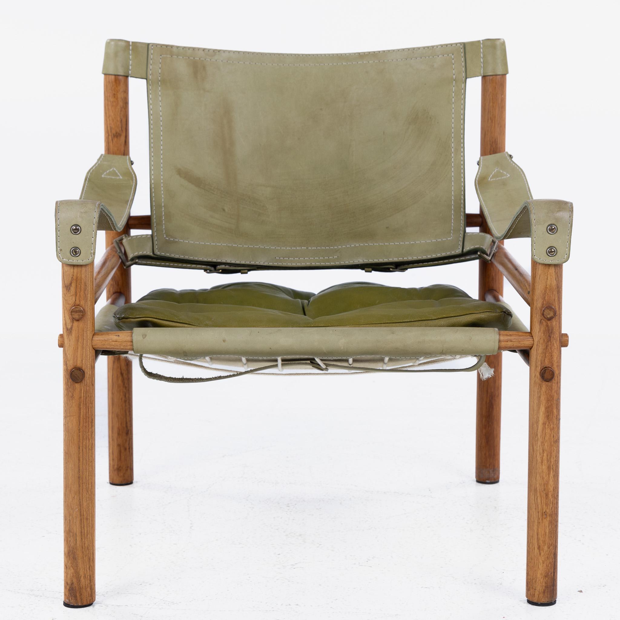 Coppia di sedie lounge Scirocco in legno di palissandro con pelle verde patinata. Disegnato da Arne Norells.
