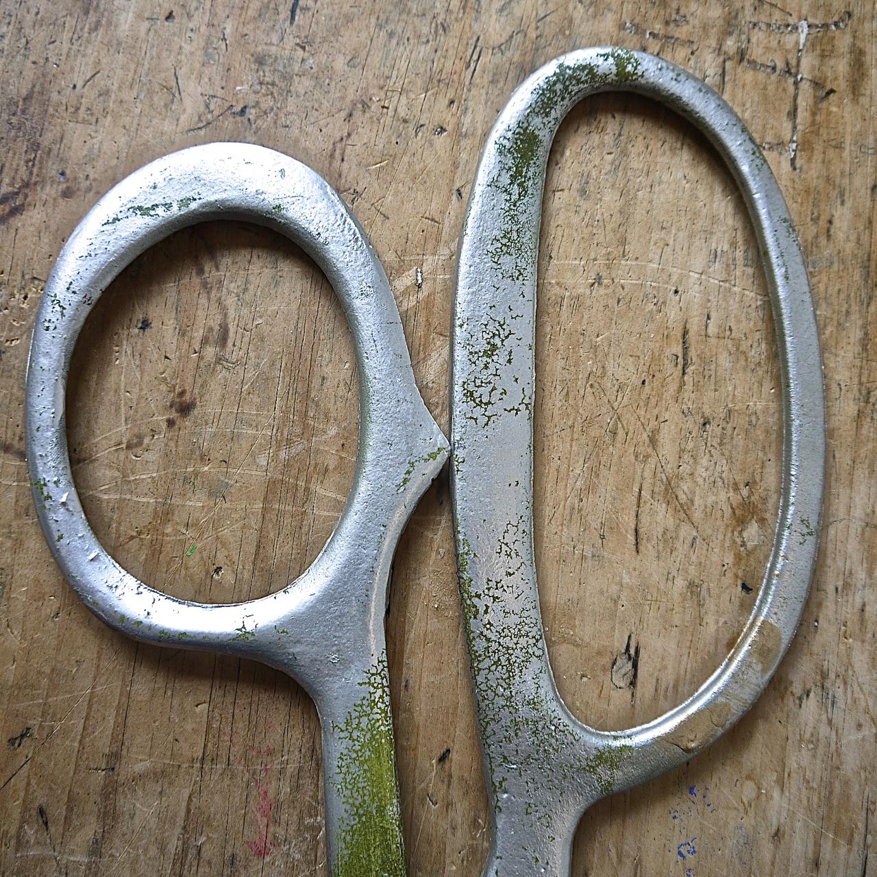 Pair of Scissors Shop Sign French, circa 1950s In Good Condition For Sale In London, GB