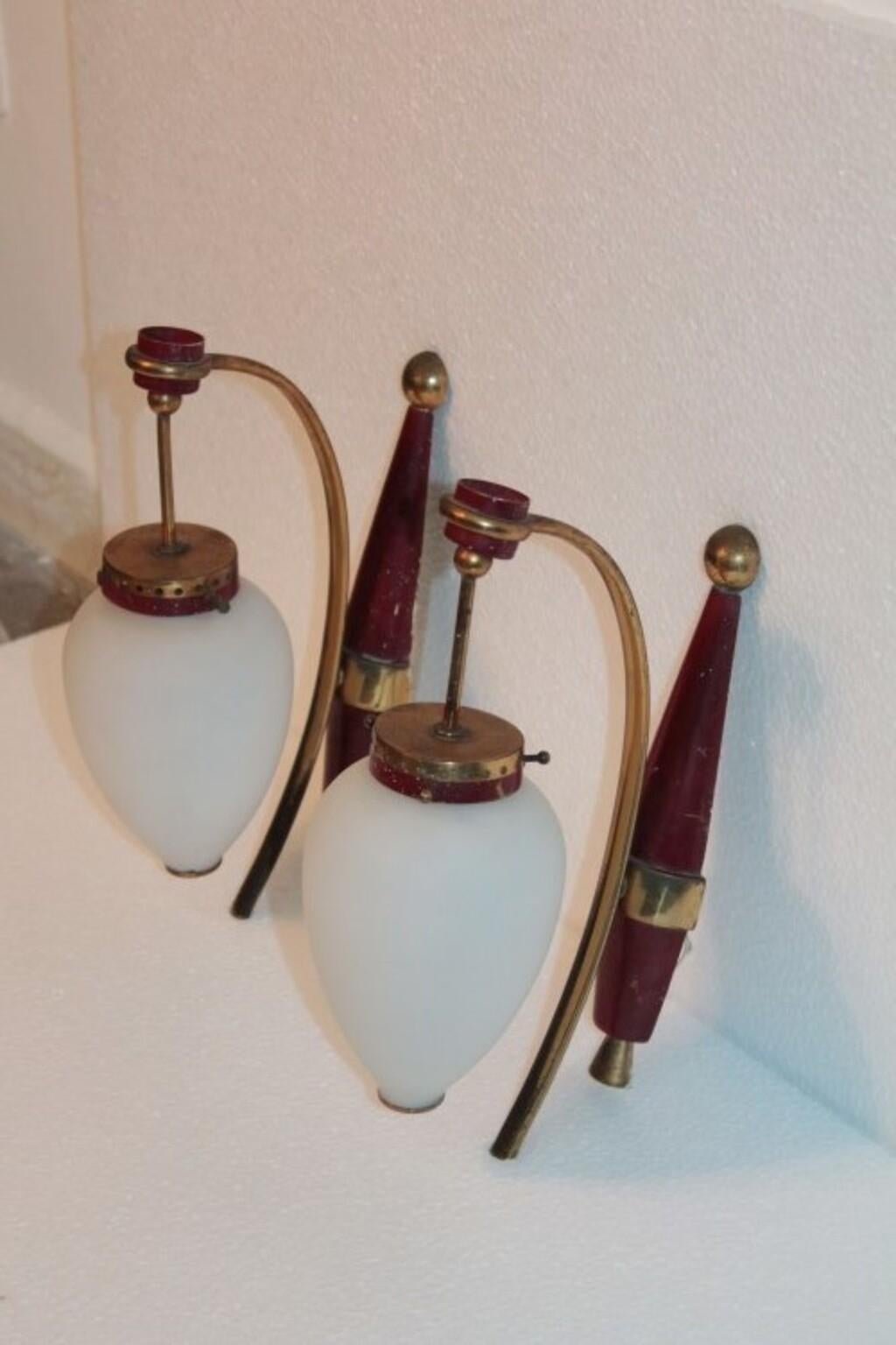 Wonderful and rare pair of Stilnovo sconces, painted brass and glass 