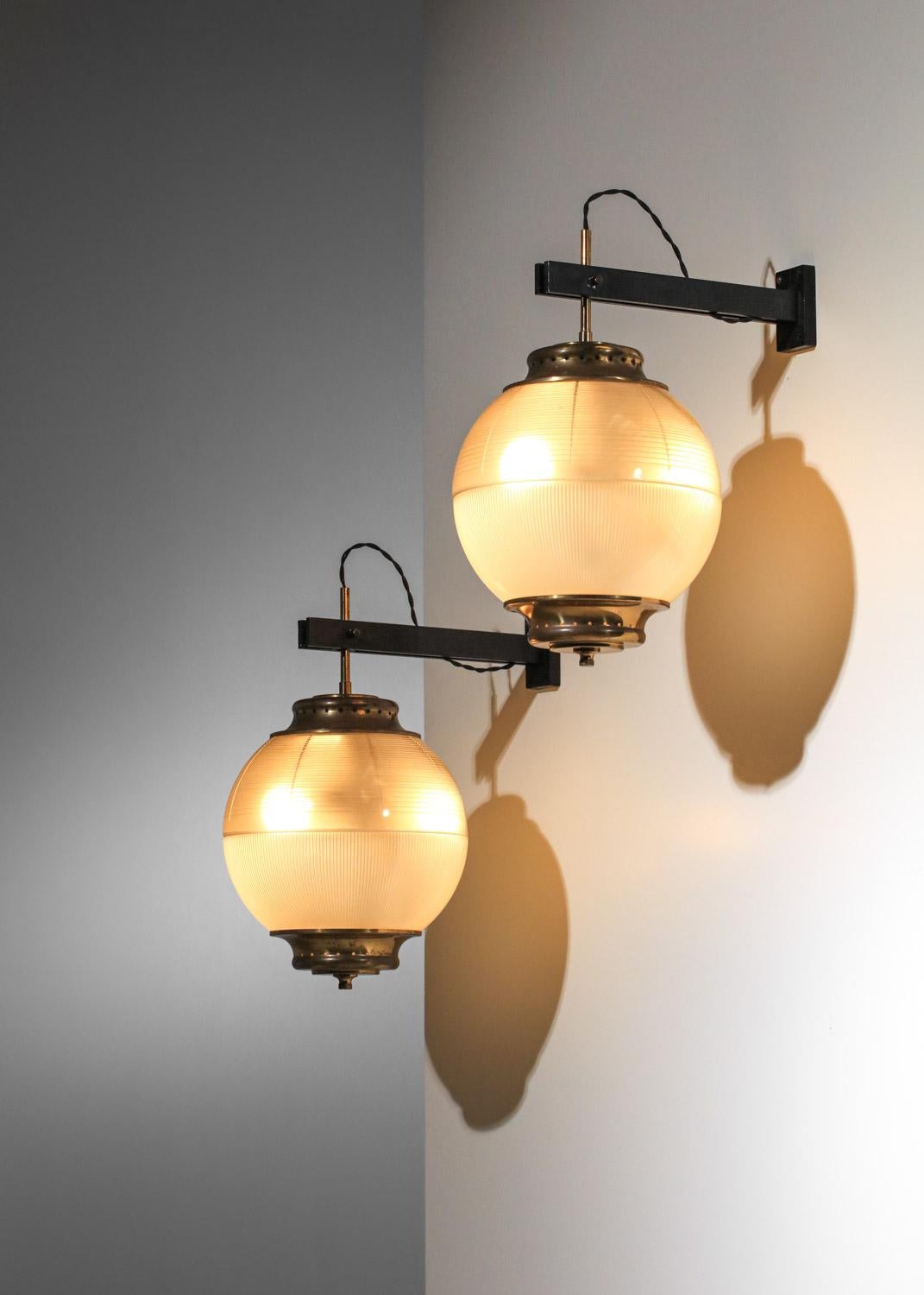 Mid-Century Modern Pair of sconces attributed to Ignazio Gardella 2 balls in glass and solid brass For Sale