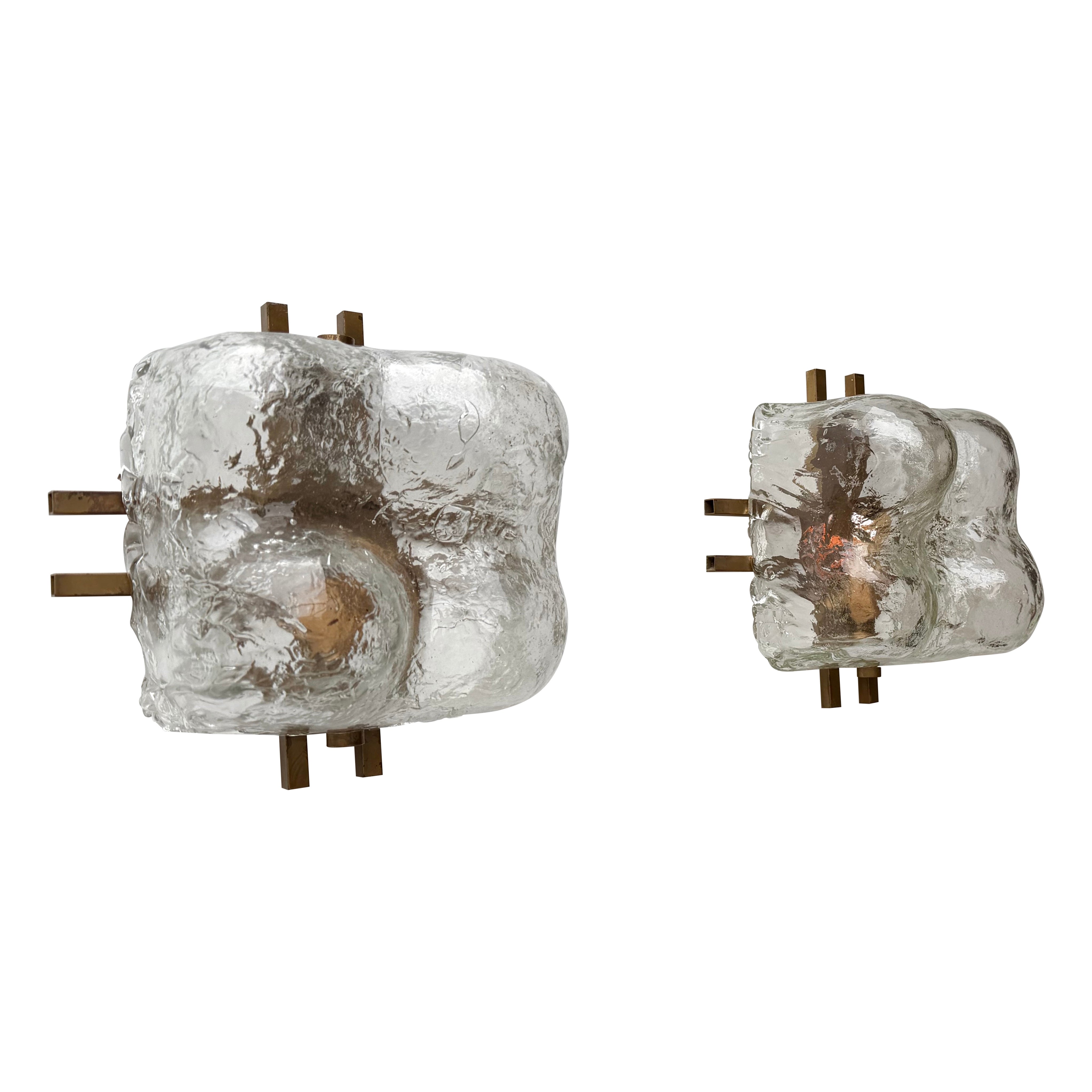 Pareja de apliques Blumpy Ice de cristal de Murano y latón de Mazzega. Italia, años 70 en venta