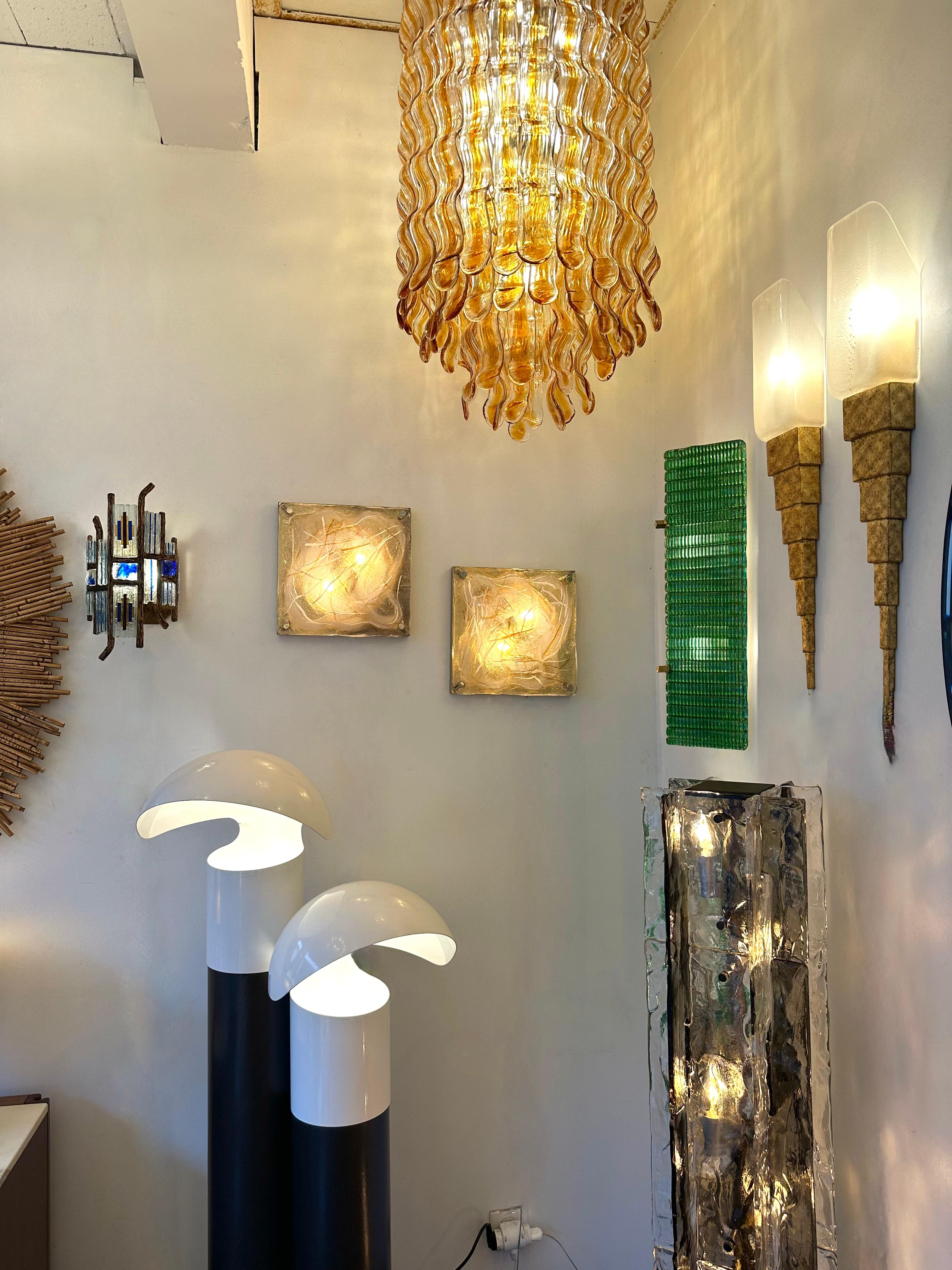 Mid-Century Modern Space Age paire d'appliques murales lampes d'éclairage appliques murales verre murano texturé et laiton, doré peint style brosse laiton sur le côté. Peut également être utilisé comme montage encastré. Célèbres designers italiens