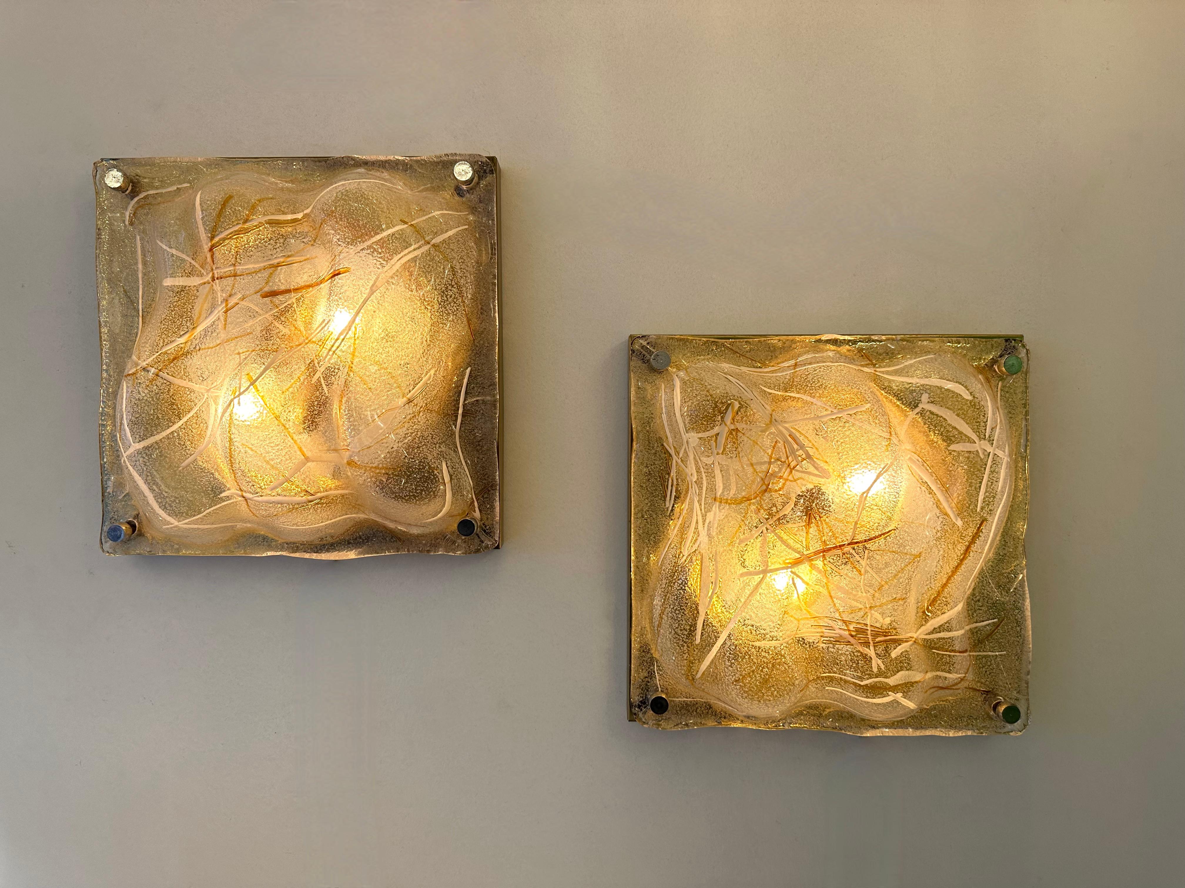 Mid-Century Modern Paire d'appliques en verre de Murano et laiton. Italie, 1970 en vente