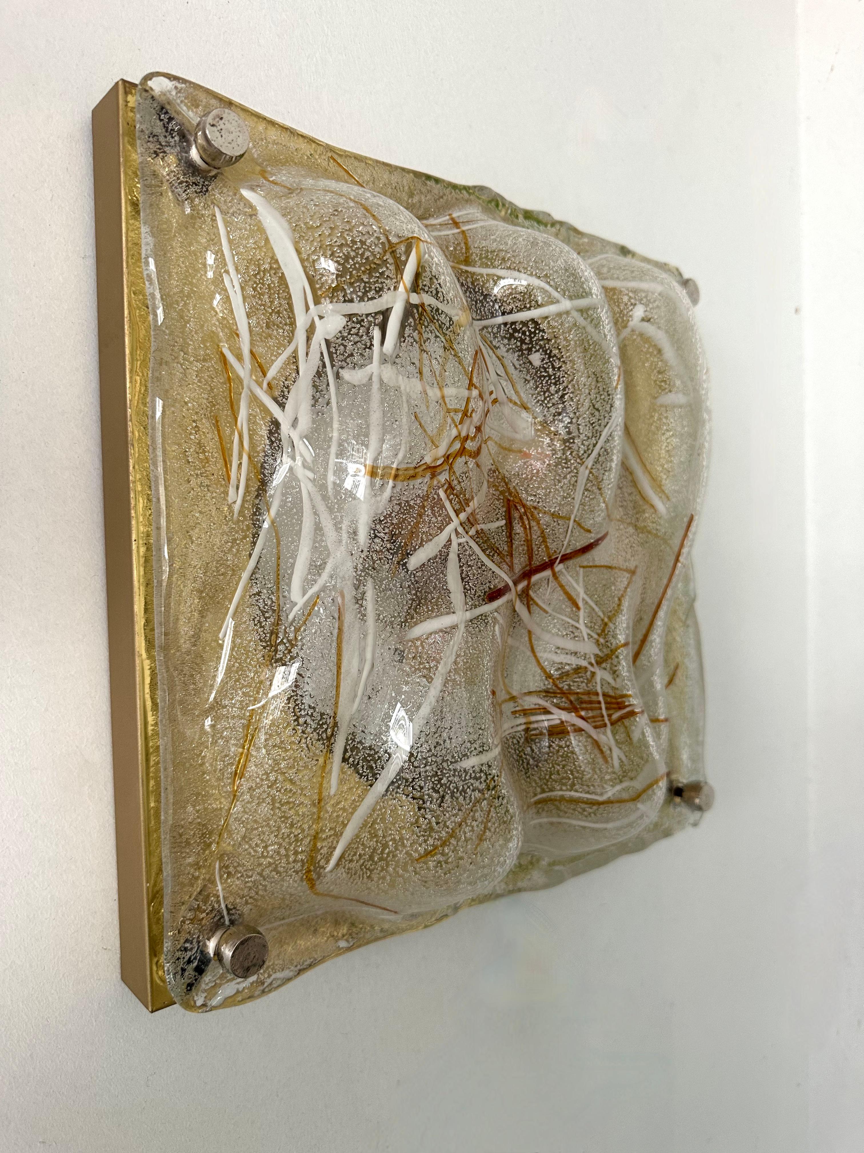 Fin du 20e siècle Paire d'appliques en verre de Murano et laiton. Italie, 1970 en vente